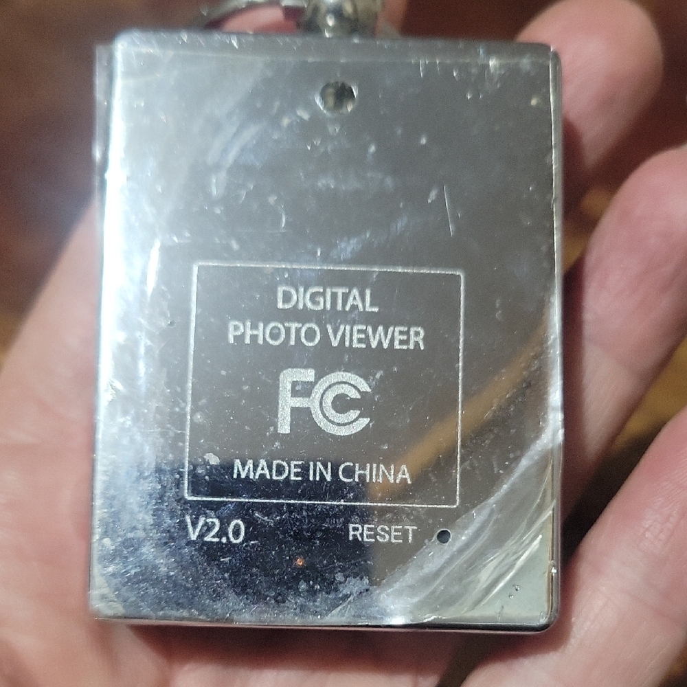 NEW Digital Photo Viewer Keychain - Picture 2 of 3